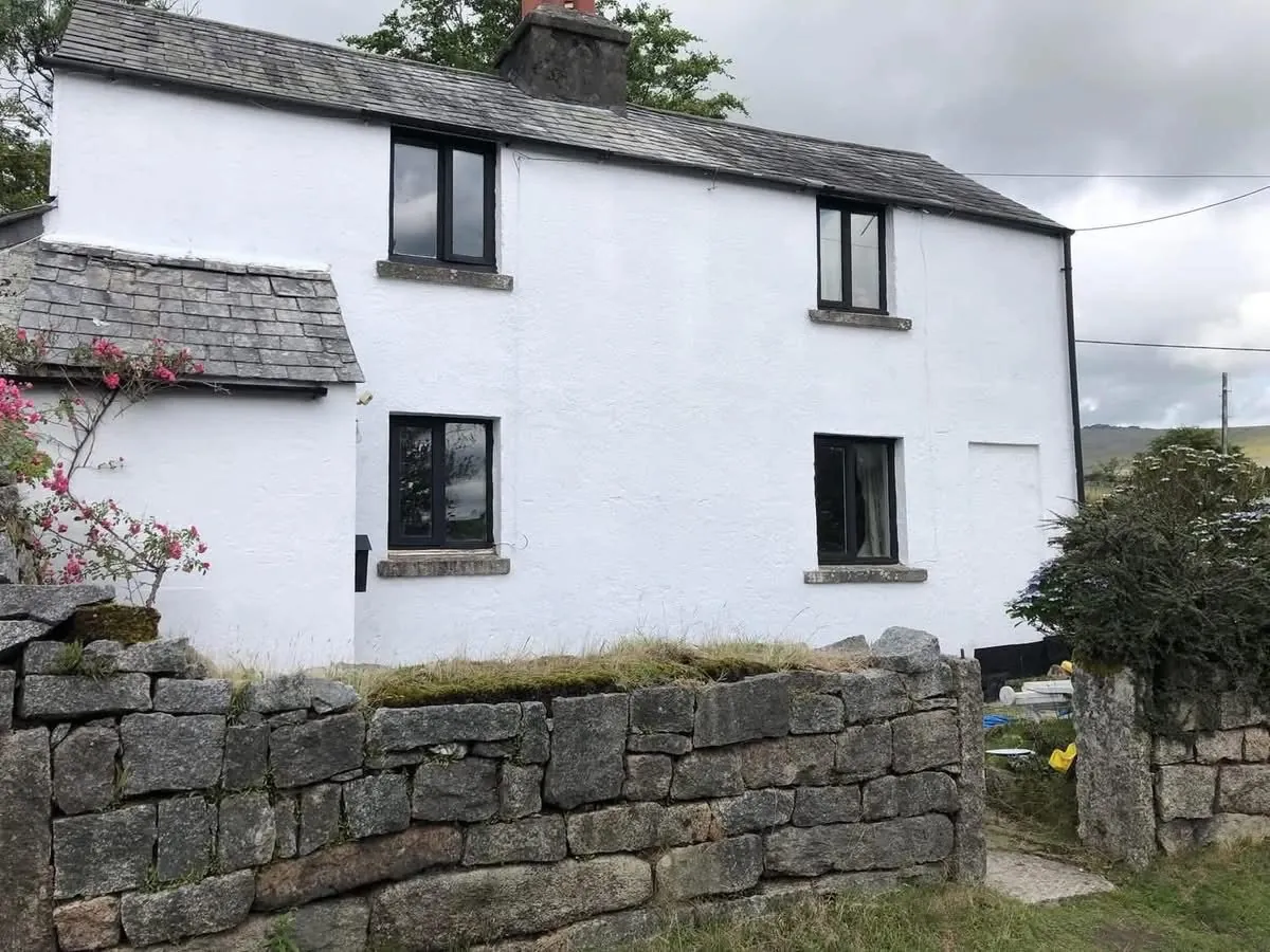 Render repair and exterior repaint of a cottage in Saltash
